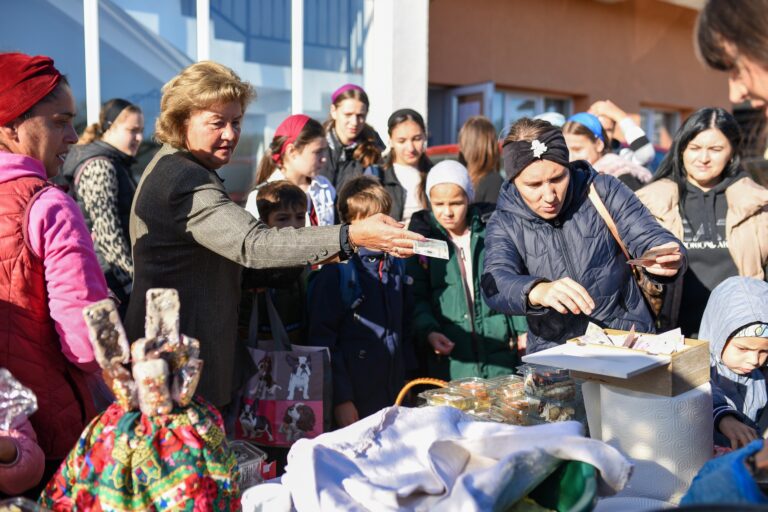 Târgul de Toamnă Caritabil de la Voitinel, o lecție de generozitate și bucurie: „Am fost profund impresionată de implicarea părinților și a comunității noastre”