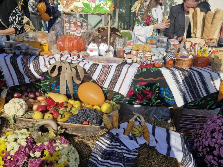 Esplanada Centrului Cultural „Sofia Vicoveanca” din Vicovu de Jos a prins viață cu ocazia deosebitului eveniment „Toamna vicoveană”, organizat de elevii din comună: „Am fost întâmpinați de o explozie de culoare și savoare”