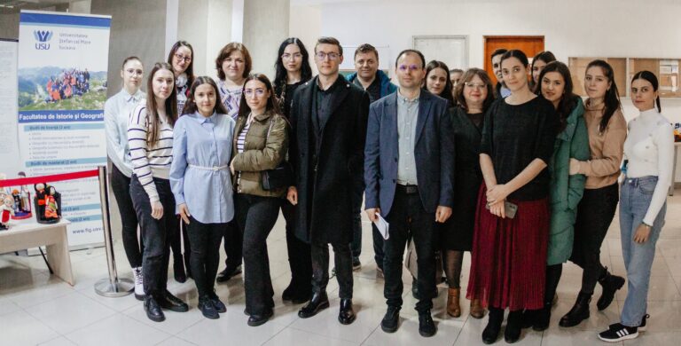 USV a găzduit vernisajul expoziției „Povești croșetate – mesaje din inimă”