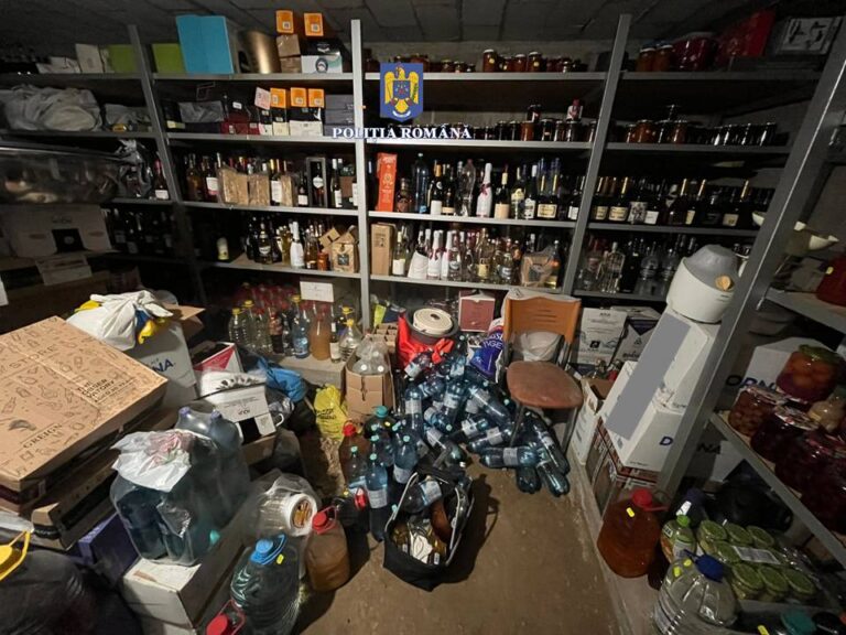 Depozit de țigări și alcool de contrabandă descoperit de polițiști în urma unor percheziții făcute la Fălticeni