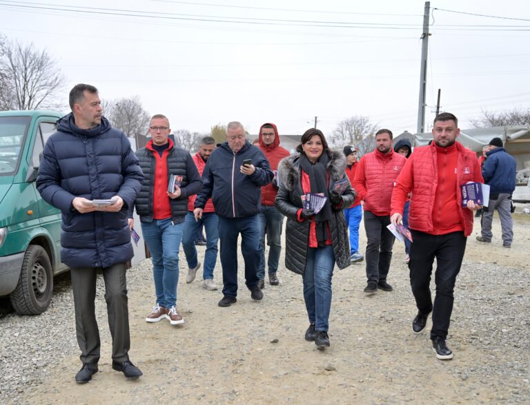 Echipa PSD Suceava a fost astăzi în piața de la Boroaia: „România are nevoie de stabilitate politică în următorii ani și de o echipă care să-și ducă la bun sfârșit programul de guvernare”