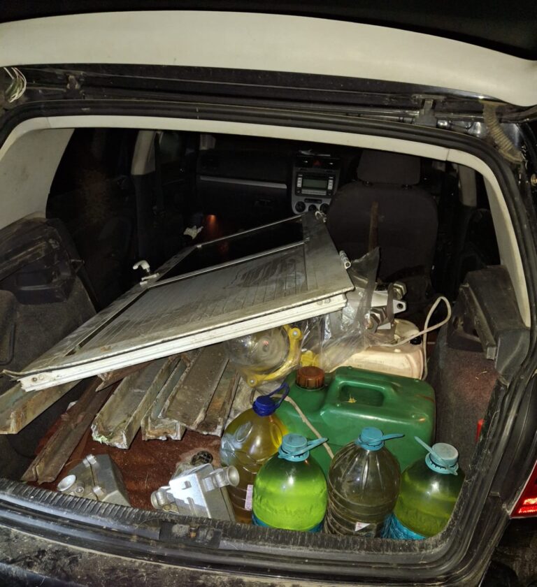 Jandarmii au prins în flagrant un hoț care a furat mai multe damigene cu motorină, o ușă de termopan, mai multe profile metalice și lămpi de la Termica