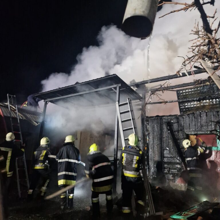 Un incendiu a izbucnit într-o gospodărie din Cornu Luncii după ce o mașină a luat foc într-un garaj