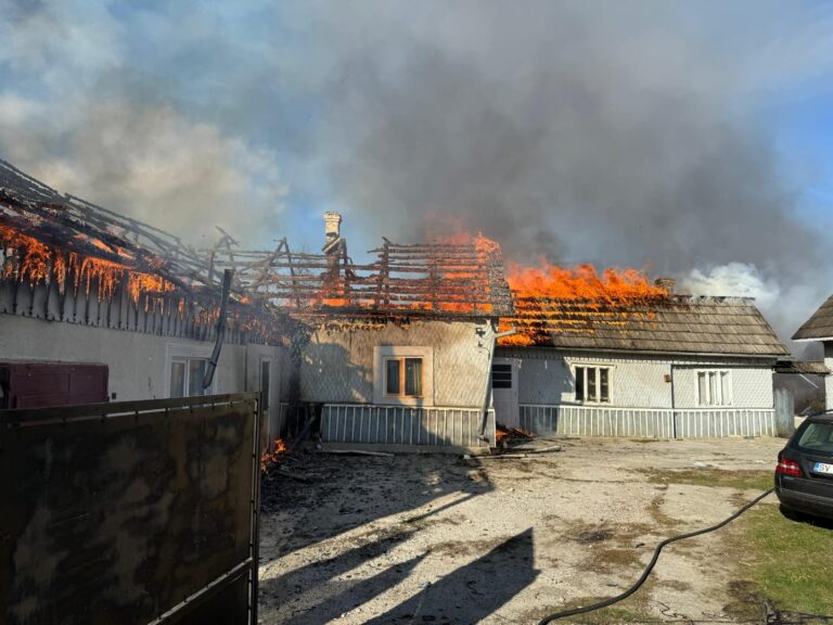 O gospodărie din Marginea a luat foc de la coșul de fum