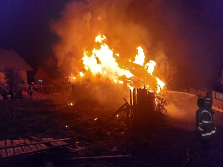 Un incendiu de proporții a izbucnit într-o gospodărie din Voitinel de la improvizațiile făcute la instalația electrică
