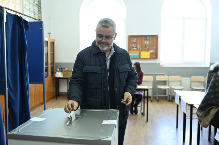 Senatorul PSD Gheorghiță Mîndruță a votat la Fălticeni, alături de soția sa