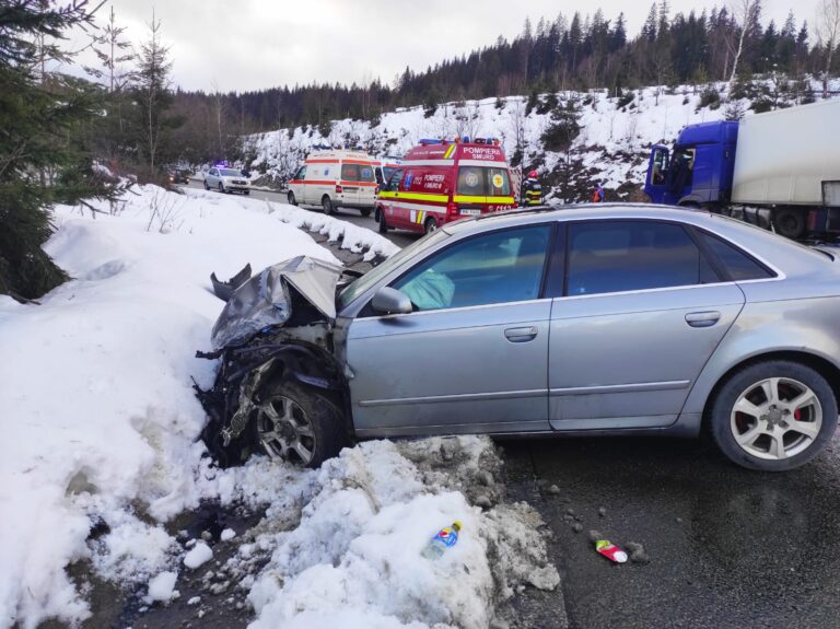 Un maramureșean s-a ales cu leziuni grave după ce s-a izbit cu mașina într-un TIR în Pasul Mestecăniș