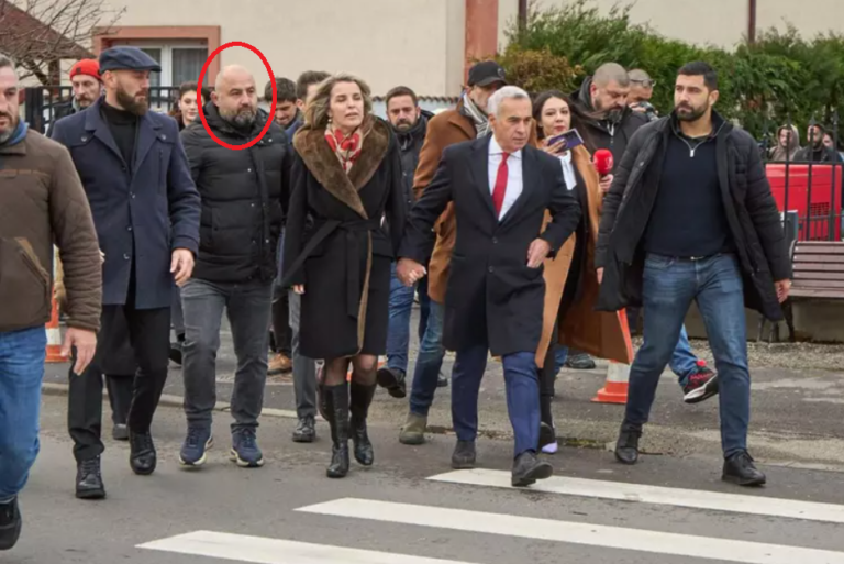 Luptătorul sucevean Romeo Anechitei este unul dintre bodyguarzii lui Călin Georgescu. La Olimpiada de la Paris, Anechitei i-a asigurat protecția campionului David Popovici