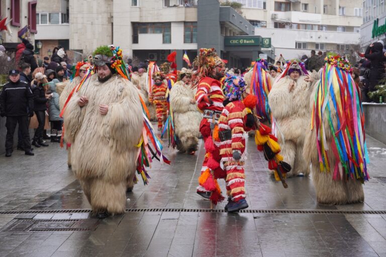 Mii de oameni au celebrat tradițiile la Festivalul Internațional „Obiceiuri de iarnă” din Suceava