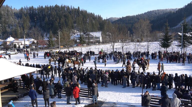 Festivalul de Datini și Obiceiuri de la Putna a adunat sute de spectatori în piața din localitate: „Festivalul a devenit o tradiție în localitatea noastră”