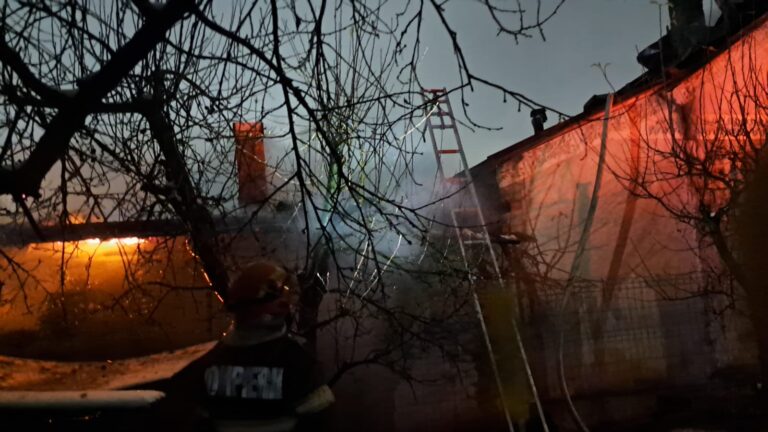 O bucătărie de vară dintr-o gospodărie din Ițcani a luat foc de la un scurtcircuit
