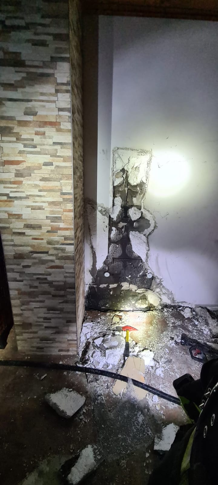 O casă din Volovăț a luat foc de la coșul de fum