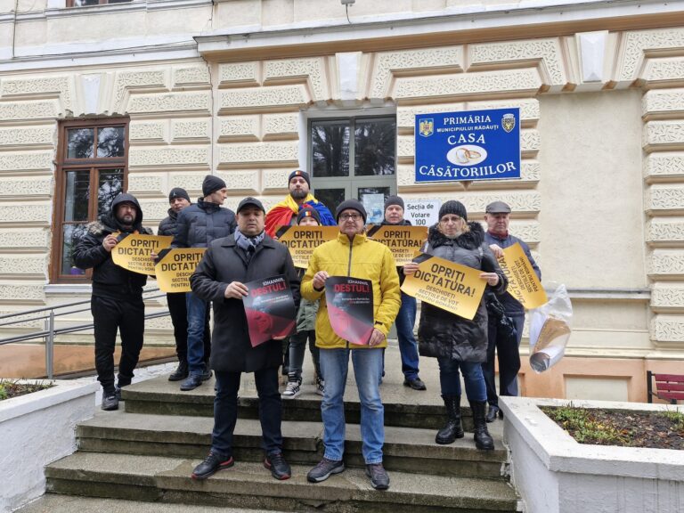 Membrii AUR din Suceava au cerut „Dreptul la Vot” în fața secțiilor închise