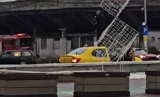Un taximetrist beat a amenințat că își dă foc în parcarea de la Primăria Suceava