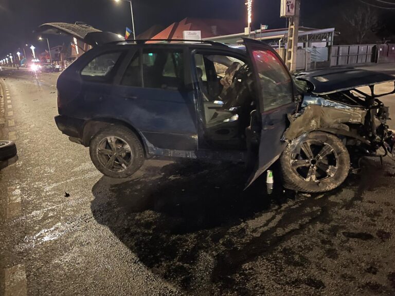 Un flăcău a distrus cu un BMW X5 gardul unei case din Marginea în timp ce fugea de un echipaj de poliție