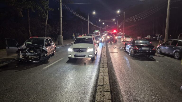 O șoferiță grăbită a produs un accident rutier pe strada Calea Unirii din Suceava