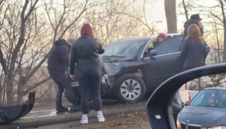 Un șofer grăbit s-a izbit cu mașina într-un stâlp pe Calea Unirii din Suceava