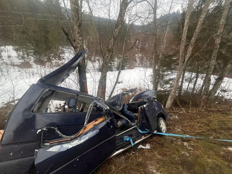 Un bărbat de 32 de ani a murit într-un accident cu șapte persoane implicate, la Ciumârna