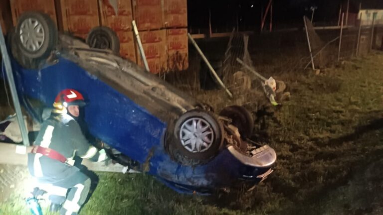 Un individ beat și cu permisul suspendat s-a răsturnat cu mașina, la Solca. Doi adolescenți au fost răniți