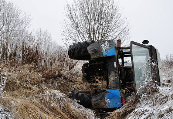 Un bărbat din Mitocu Dragomirnei a suferit leziuni grave după ce s-a răsturnat cu tractorul