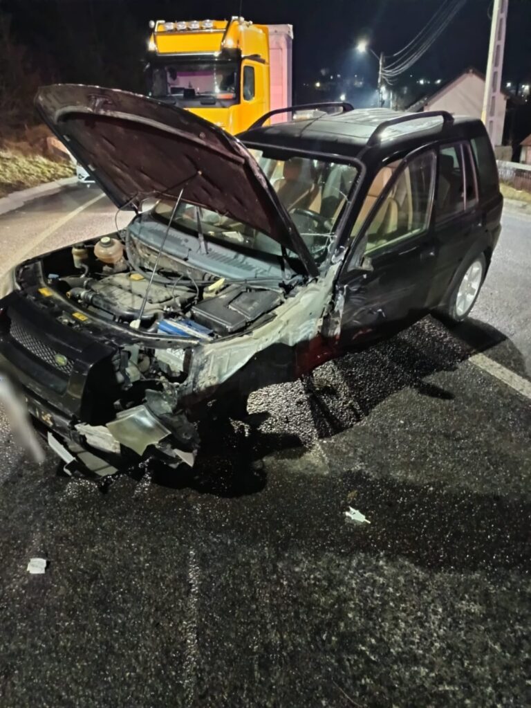 Două persoane au fost rănite după ce un șofer din Vama a pătruns cu mașina pe contrasens