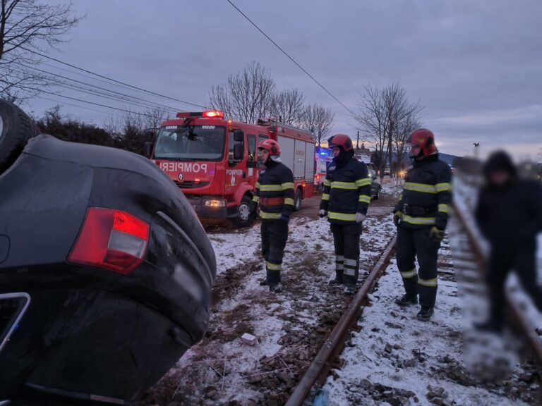 O tânără din Cajvana a ajuns la spital după ce a pierdut controlul asupra mașinii pe care o conducea, la Todirești