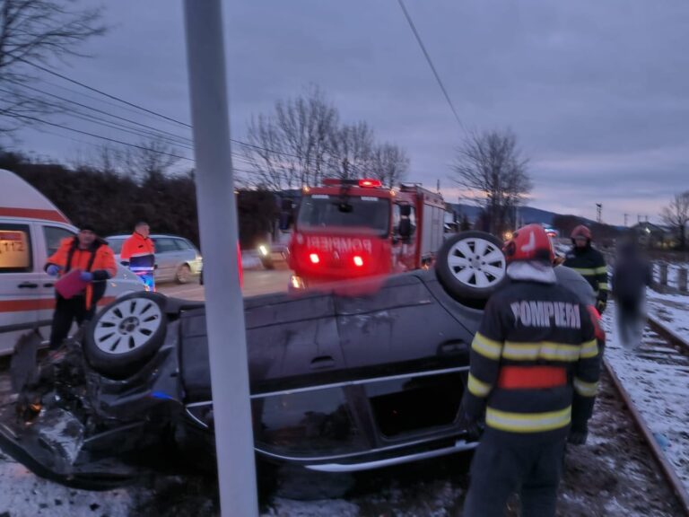 Doi tineri au ajuns la spital în urma unui accident produs la Vicovu de Jos