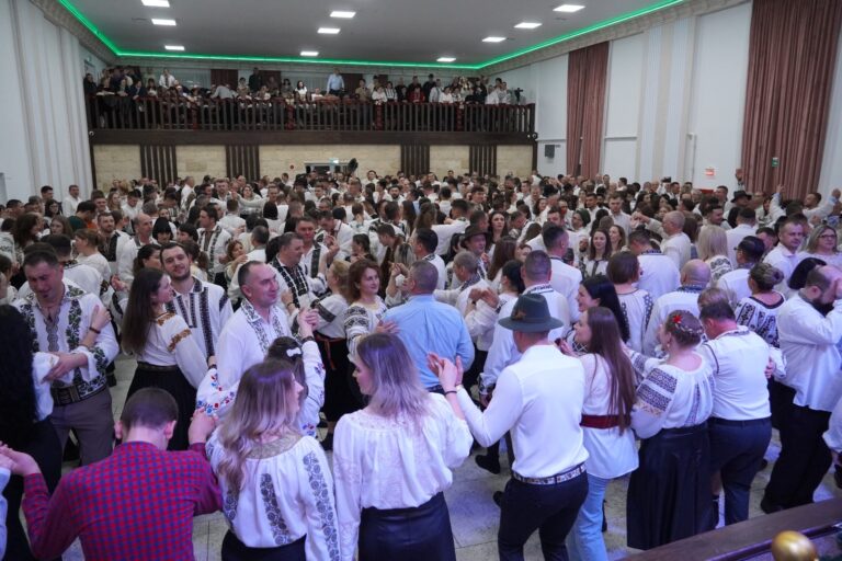 Centrul Cultural „Sofia Vicoveanca” s-a umplut până la refuz de Balul de Bobotează: „Vicovu de Jos a fost și rămâne un loc al autenticii ospitalități, iar acest bal este o dovadă a unității și a iubirii pentru folclor”