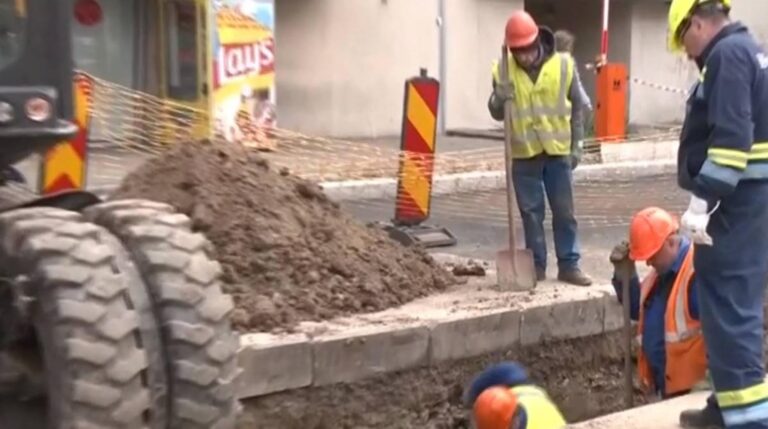 „Dorel” a spart o țeavă de gaz la Rădăuți în timp ce lucra la extinderea rețelei de apă și canalizare