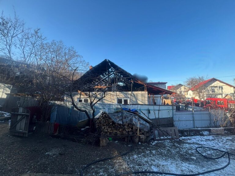 Podul unei case din Chilișeni a fost distrus de un incendiu puternic