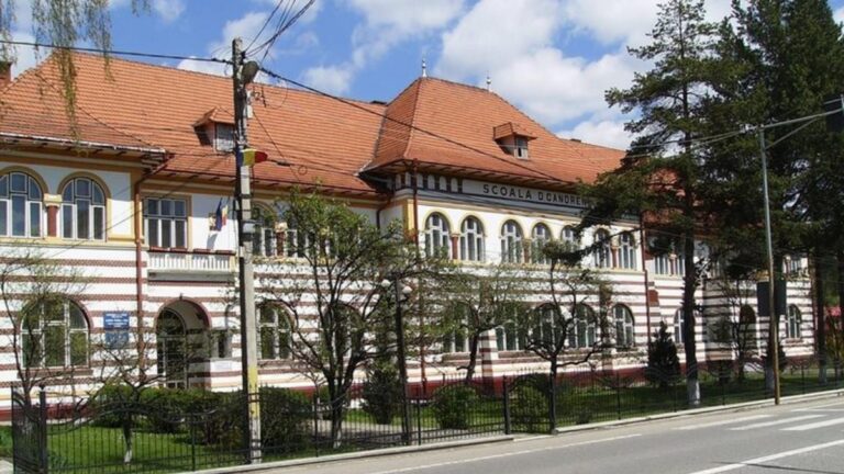 Educația capătă noi orizonturi la Dorna Candrenilor. Investiții moderne pentru un viitor durabil: „Această nouă clădire oferă noi perspective Liceului din comuna noastră”
