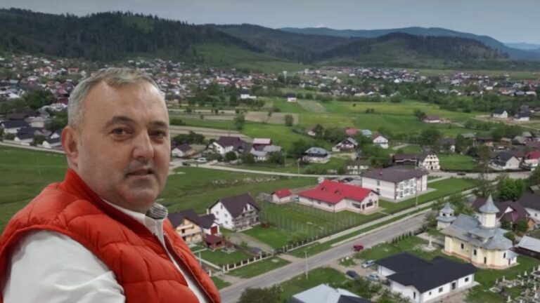 Comuna Valea Moldovei continuă să se dezvolte în ritm accelerat sub conducerea primarului Romică Floriștean. Extinderea rețelelor de apă și canalizare, modernizarea drumurilor și ridicarea unei clinici medicale moderne, proiectele principale pentru 2025