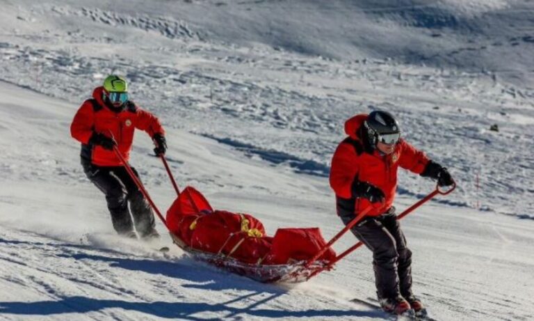 Accident pe pârtia Rarău. Un snowboarder s-a izbit într-un ATV Salvamont