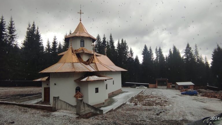 Incendiu la Mănăstirea „Buna Vestire” din Poiana Negrii. Focul a distrus acoperișul unei chilii