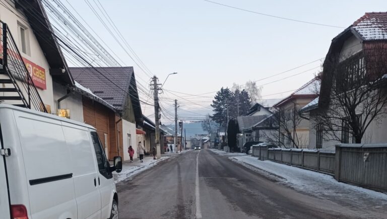 Șoferii din Moldovița, revoltați din cauza liniei continue din centrul comunei