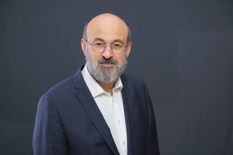 Senatorul Virgiliu Gheorghe Vlăescu propune instituirea foii matricole provizorii pentru elevii de clasa a XII-a care aplică la universități din străinătate