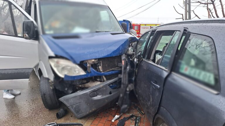 Trei persoane au fost rănite după ce un șofer a pătruns cu microbuzul pe contrasens pe o stradă din Fălticeni