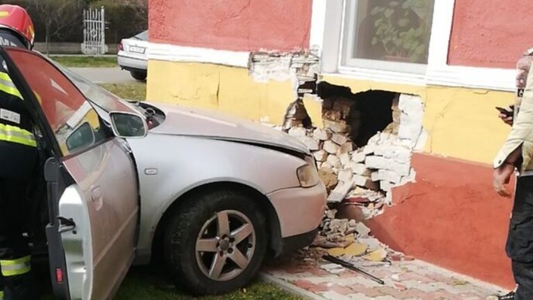 Un șofer beat s-a oprit cu mașina într-o casă din Frasin