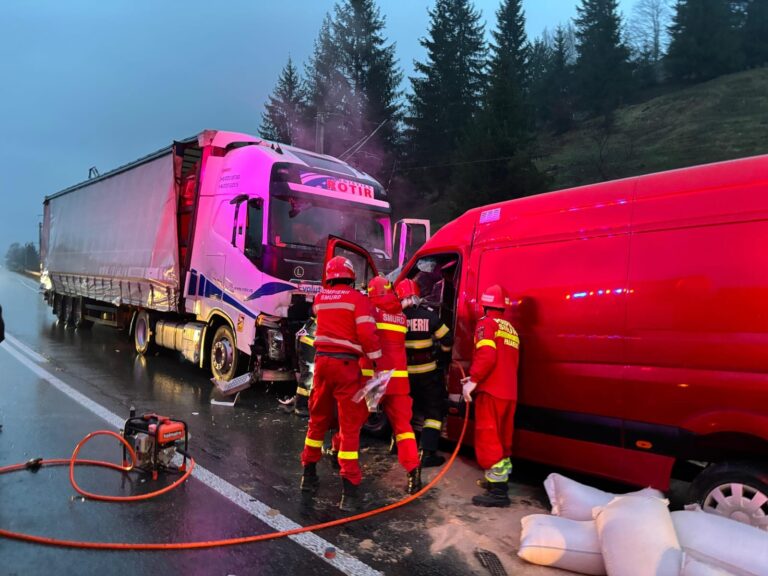 Accident produs la Vama de un camionagiu care a depășit în curbă
