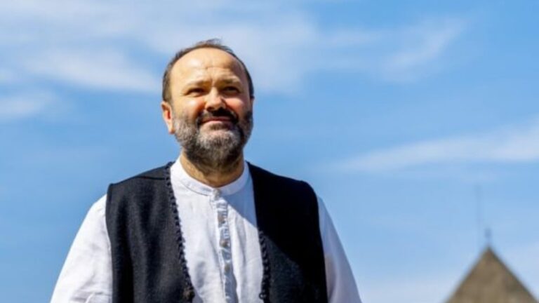 Preotul Cătălin Axinte este noul manager al Centrului Cultural Bucovina