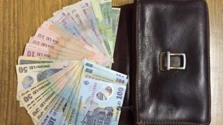 Un sucevean a rămas fără o borsetă în care avea 10.000 de lei, după ce a uitat-o pe cupola mașinii