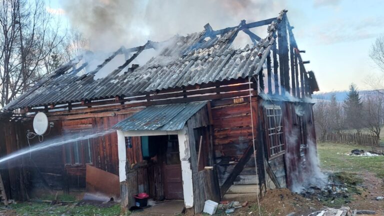 Un bărbat din Capu Câmpului și-a dat foc la casă, după care s-a înarmat cu un cuțit și un levier și a încercat să-i oprească pe pompieri din a stinge flăcările