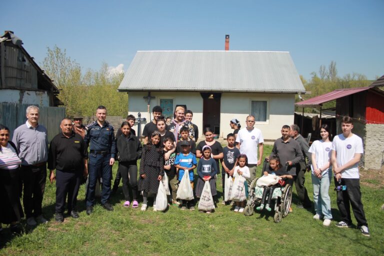 Peste 100 de copii din comunități defavorizate au primit dulciuri, rechizite și produse de igienă de la polițiștii suceveni și Asociația Euroactiv
