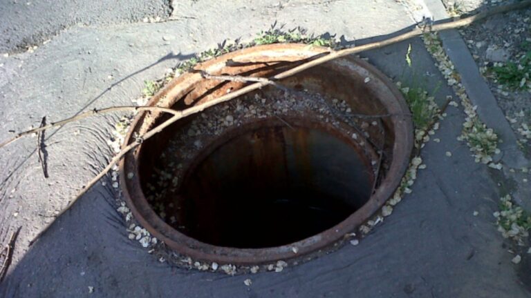 O femeie și nepoata sa de un an au căzut într-un canal nesemnalizat pe o stradă din Suceava