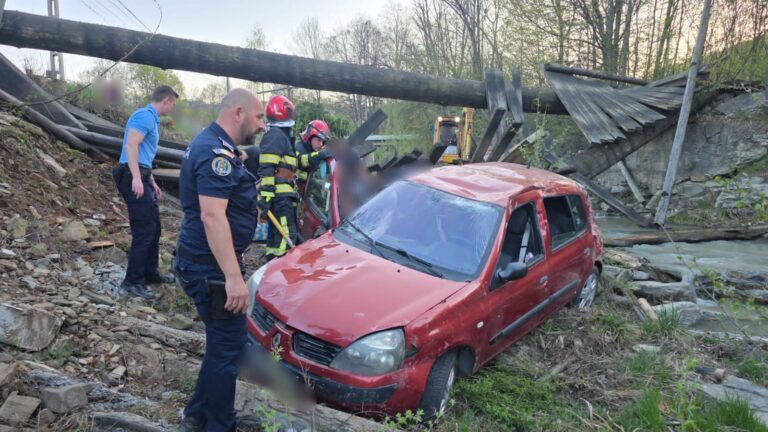 Detaliile accidentului de la Sucevița. Doi bătrâni s-au răsturnat cu mașina de pe un pod improvizat