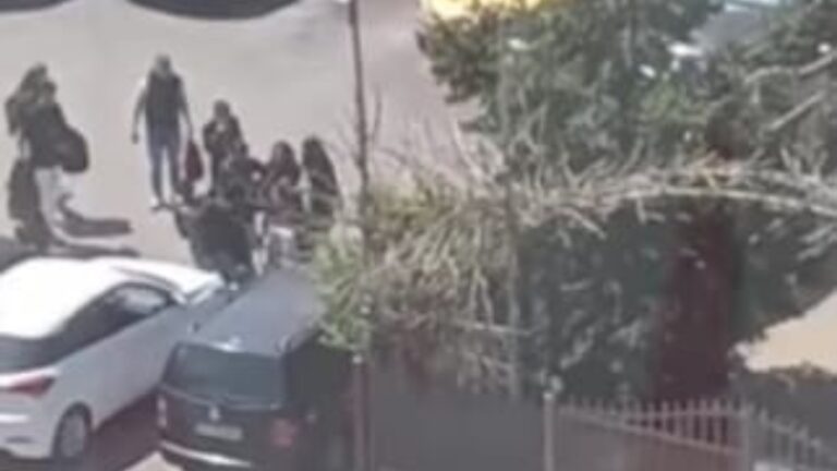 Scandal într-o parcare de lângă Liceul Alimentar Suceava. O adolescentă de 16 ani a fost bătută de o tânără de 21 de ani în urma unui conflict generat pe rețelele de socializare, mărul discordiei fiind un flăcău