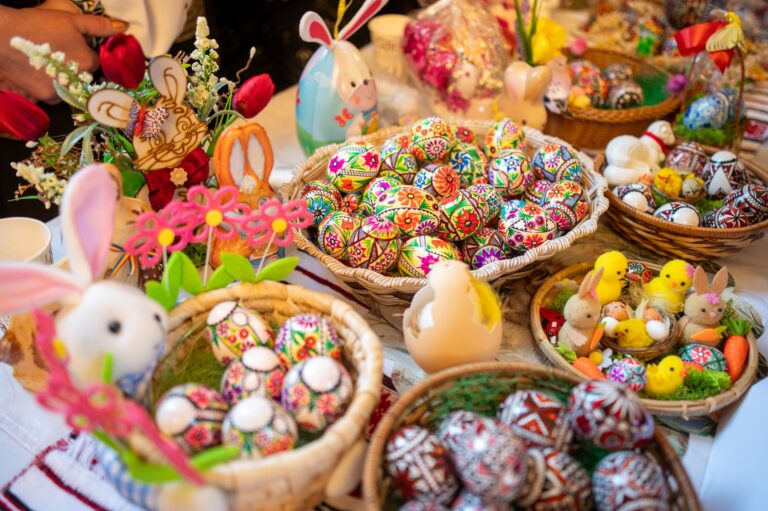 De Florii, Poiana Stampei a devenit poarta către sufletul Bucovinei: „Gospodinele și artistele noastre au arătat ce înseamnă talentul și pasiunea pentru tradiție, prin aceste minunate ouă încondeiate”