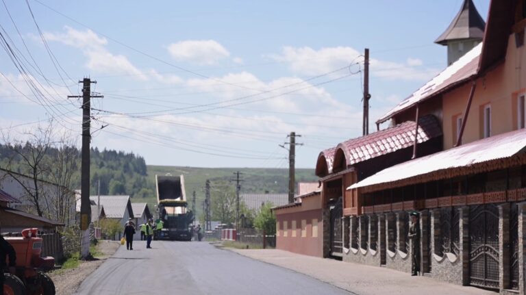 Drumul județean 155P, între Baia și Bogata, a intrat în modernizare după 16 ani de gropi și reparații provizorii: „Mă bucur că locuitorii din Bogata și Baia vor beneficia de condiții mult mai bune de trafic”