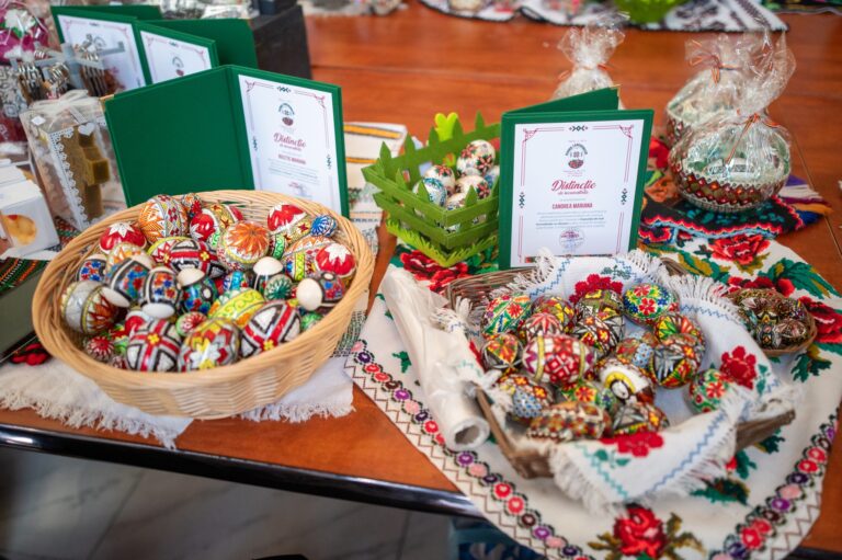 Tradiția ouălor încondeiate, celebrată cu fast la Dorna Candrenilor în cea de-a XIV-a ediție a expoziției pascale: „Dacă la început, acum 14 ani, aveam doar cinci-șase persoane, astăzi avem peste 50 de expozanți în sală”