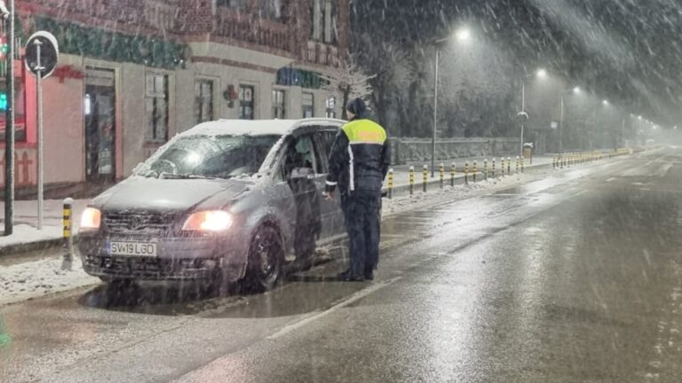 Ninsoare în aprilie pe drumurile din Suceava. Poliția Rutieră a mobilizat peste 100 de agenți pentru prevenirea accidentelor